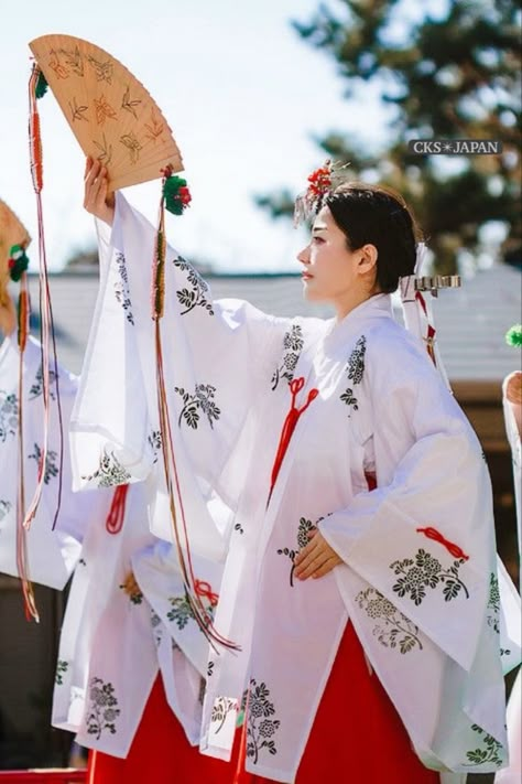 Miko Shrine Maiden, Japanese Shrine, Japanese Traditional Clothing, Shrine Maiden, Japanese Festival, Ancient Japan, Shinto Shrine, Twitter Header Aesthetic, Japanese Landscape