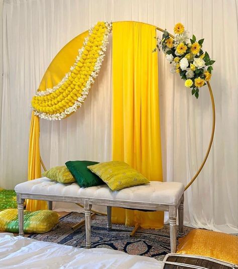 Haldi Wall Decoration Ideas At Home, Mehandi Decoration Ideas At Home, Haldi Decoration Ideas At Home Simple, Mayoun Decor, Mehndi Decoration Ideas At Home, Haldi Decoration Ideas At Home, Simple Wedding Stage, Modern Stone Wall, Mehndi Decoration Ideas