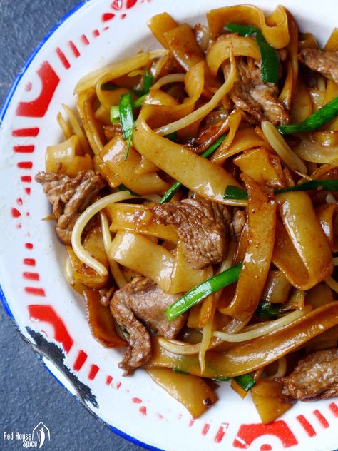 Succulent beef slices stir fried with soft, springy rice noodles then seasoned with soy sauce, beef chow fun is a classic Cantonese delicacy not to miss. Beef Chow Fun Recipe, Chinese Rice Noodles, Chow Fun Noodles, Beef Chow Fun, Rice Noodles Recipe, Chow Fun Recipe, Thick Rice Noodles, Chow Fun, Asian Noodle Recipes