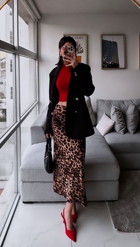 Cheetah Long Skirt Outfit, Animal Print Long Skirt Outfit, Animal Print Skirt Outfit Winter, Leopard Top Outfit Ideas, Leopard Print Skirt Outfit Winter, Leopard Skirt Outfit Fall, Printed Midi Skirt Outfit, Faldas Animal Print, Animal Print Skirt Outfit