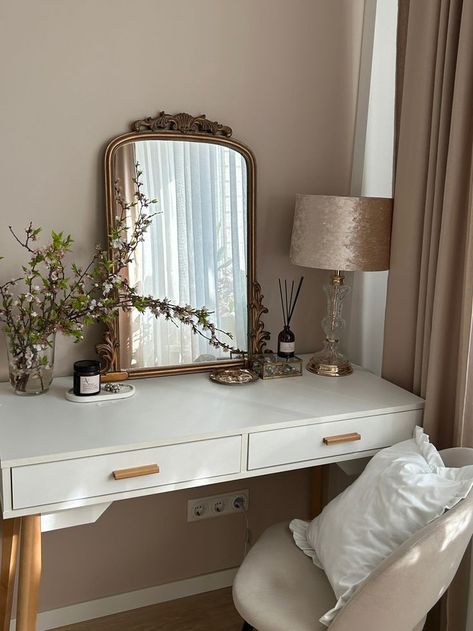 Brass Room Decor, Gold Vintage Room Aesthetic, Vanity In Bedroom Layout, Vanity Area In Bedroom Master Suite, Old Money Apartment Decor, Vanity And Mirror Ideas, Bridgerton Aesthetic Bedroom, Vanity Bedroom Ideas, Vintage Mirror Decor