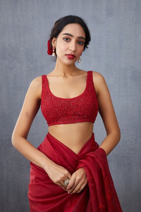 Sleeveless Blouse Designs, Sleeveless Blouse Saree, Red Sleeveless Blouse, Saree Blouses Online, Women Saree, Backless Blouse, Unique Blouse Designs, Gorgeous Blouses, Saree Blouses