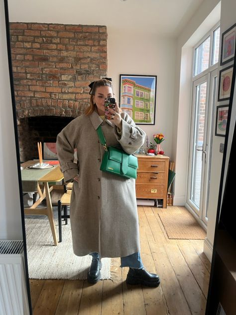 Green Bag, Autumn Coat Outfit, Chunky boots, Wool coat, ankle boots, midsize outfits, hair bow Autumn Coat Outfit, Outfit Chunky Boots, Midsize Outfits Winter, Autumn Coat, Midsize Outfits, Coat Outfit, Fall Coat, Outfits Winter, Coat Outfits