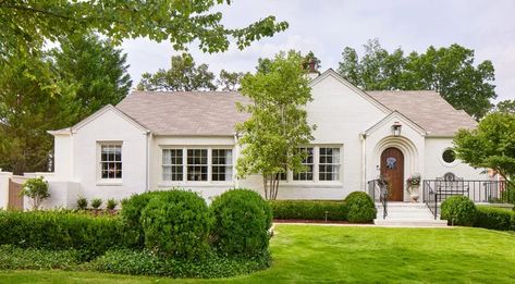 Family Treasures And Bold Colors Fill This 1940s Cottage With Personality Cottage Style Houses, 1940s Cottage, Houses Australia, Colonial Cottage, Best Exterior Paint, Ranch Exterior, American Houses, Coastal Modern, Porch Railing