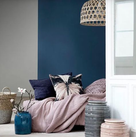 Blue And Pink Bedroom, Navy Bedrooms, Dark Blue Bedrooms, Navy Blue Bedrooms, Pantone 2020, Bedroom Color Combination, Dark Blue Walls, Navy Blue Walls, Blue Wall Decor