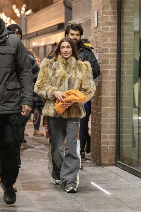 Hailey Beiber Fur Coat, Fur Coat Hailey Bieber, Hailey Bieber Fur Coat, Fox Fur Coat Outfit, Hailey Bieber 2024, Berlin Winter Outfits, Fur Jacket Street Style, Hailey Bieber Winter, Fur Scarf Outfit