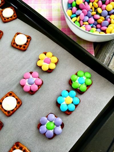 Looking for a delightful spring snack? Look no further. This pretzel snack recipe results in a salty, sweet, & irresistible combination! Pretzel Snack Recipes, Flower Pretzel Bites, Spring Snacks, Grandma Ideas, Pretzel Snacks, Easy Easter Desserts, Easter Snacks, Easter Sweets, Easter Dessert