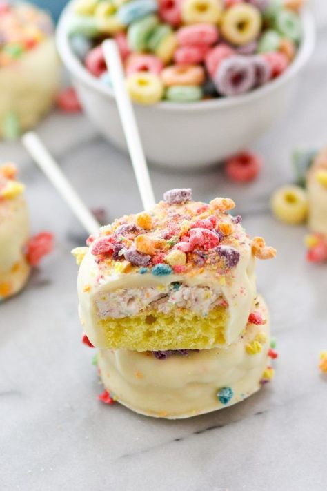 Fruit Loop Cake and Frosting Pops Fruit Loop Cake, Covered Chocolate, Ritz Cracker Recipes, Chocolate Ideas, The Spice Girls, Lemon Cake Mixes, Bakery Cake, Frosting Tips, Cereal Treats