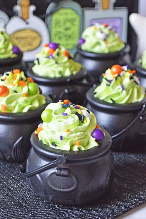 These Witches Brew Pudding Cups, made with instant pudding and Cool Whip, are easy and delicious, making them the perfect Halloween treat! Witch Themed Desserts, Pudding Cup Dessert Ideas, Halloween Mousse Cups, Witchy Deserts, Soup Halloween, Halloween Bunko Ideas, Mini Couldren Snacks, Halloween Shower Food, Witch Treats Halloween