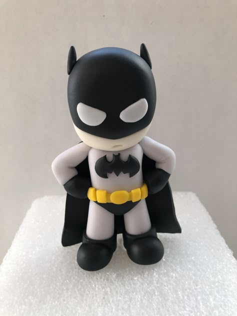 Marvel Clay Art, Marvel Clay Ideas, Batman Fondant, Batman Clay, Clay Face Batman, Spiderman Fondant Tutorial, Batman Polymer Clay, Catwoman Clay Mann, Clay Mann Batman