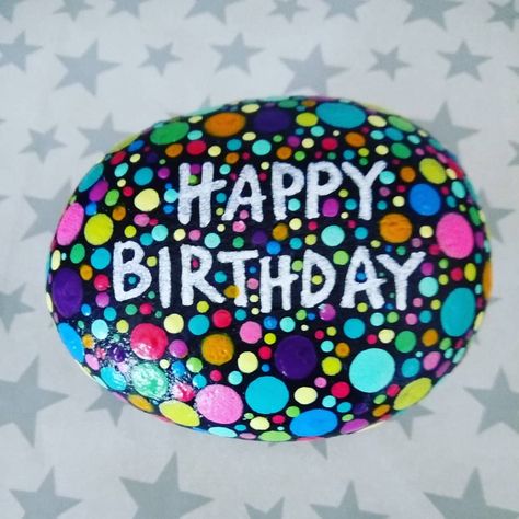 Birthday Painted Rocks, Memorial Stones Diy, Birthday Rocks, Happy Birthday Painting, Rock Art Ideas, Inspirational Rocks, Birthday Painting, Garden Rock Art, Birthday Stone