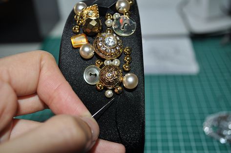 valencia fashion blogger easy diy jeweled dolce gabbana inspired fashion tutorial baroque Easy Diy Fashion, Diy Fashion Trends, Headband Crown, Headband Tutorial, Tutorial Ideas, Diy Fashion Accessories, Embellished Headbands, Head Wrap Headband, Jeweled Headband