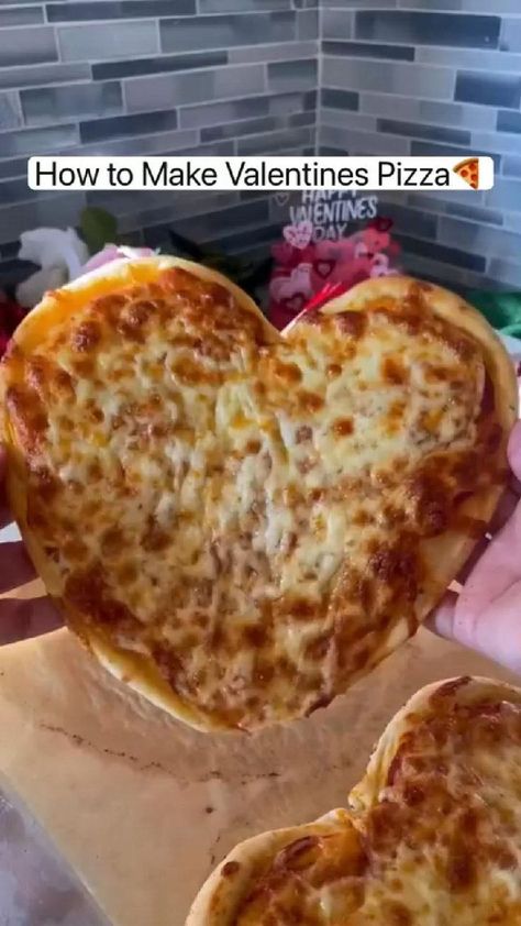 Valentines Pizza, Heart Pizza, Cheesy Pizza, Bbq Pizza, Recipes Yummy, Pizza Recipes Homemade, Tasty Baking, Interesting Food, Food Recepie