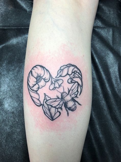 Honey Bee Flower Tattoo, Honey Bee Tattoo Design, Aloha Tattoo, Flesh Art, Heart Flower Tattoo, Honey Bee Tattoo, Bee Heart, Tattoo Wedding, Sisters Tattoo