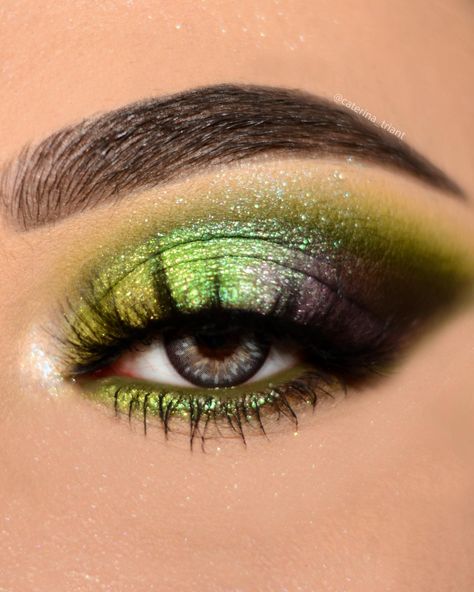 Green Alien Eye Makeup, Green Sparkle Eye Makeup, Wicked Inspired Makeup, Wicked Makeup Looks, Purple Green Eyeshadow, Wicked Photoshoot, Purple And Green Makeup, Glam Eye Makeup Tutorial, Chameleon Eyeshadow