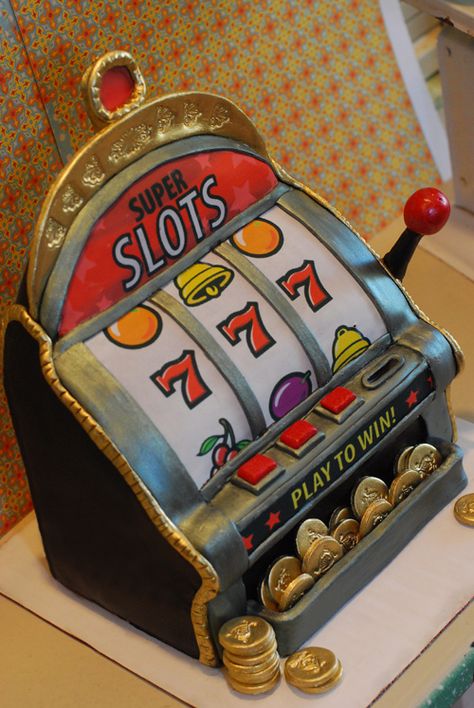 Slot Machine Cake. All edible including coins which are made from sugar. The top jackpot light blinks.  Red Velvet cake with Vanilla Italian Meringue Buttercream Las Vegas Cake, Casino Cake, Casino Party Ideas, Vegas Cake, Knives Chau, Video Cake, Beef Tartare, Game Cake, Novelty Cake