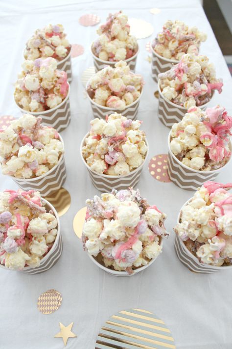 Pink Dessert Tables, Pavlova Dessert, Party Popcorn, Salty Popcorn, Pink Popcorn, Baby Shower Sweets, Bridal Shower Desserts, Baby Shower Dessert Table, Pink Desserts