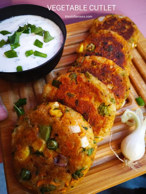 Vegetable Cutlets Recipes, Paneer Cutlet, Cutlet Recipes, Vegetable Cutlets, Vegetables Dishes, Mashed Potato Cakes, Italian Street Food, Burfi Recipe, Cutlets Recipes