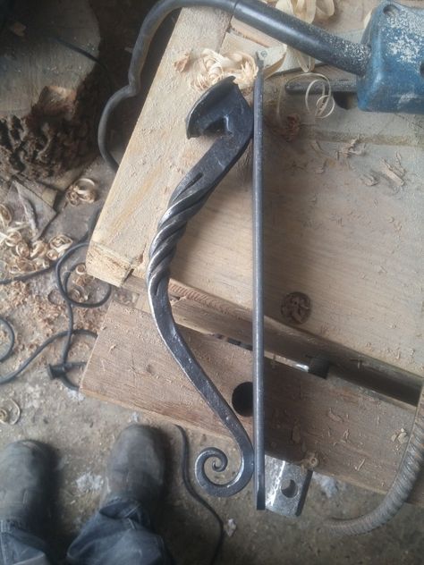 Railroad Spike Door Knocker, Blacksmith Door Handles, Railroad Spike Door Handle, Railroad Spikes Crafts, Road Spikes, Railroad Spike Art, Blacksmithing Projects, Blacksmith Ideas, Blacksmithing Ideas