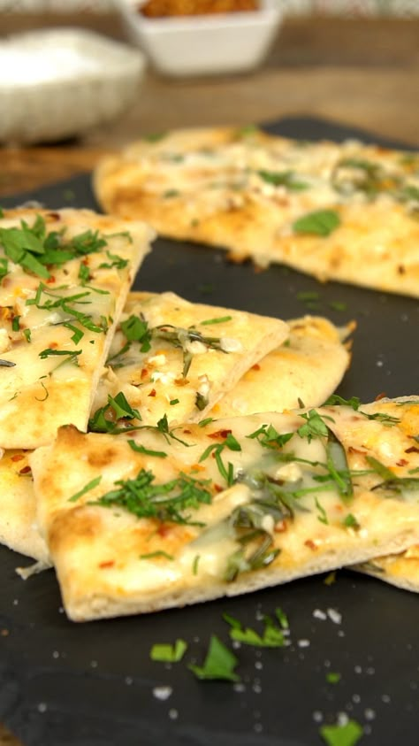 Naan takes garlic bread to the next level. Cheesy Naan Bread, Naan Bread Ideas, Cheesy Naan, Recipes With Naan, Naan Bread Recipes, Naan Recipes, Pizza Naan, Naan Bread Pizza, Pizza Vegetarian