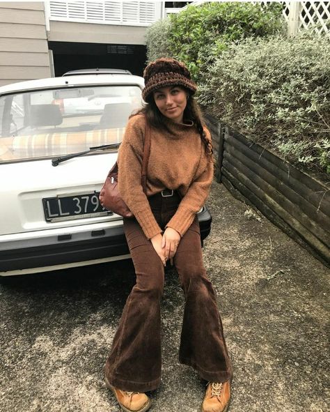 Hippie Outfits Winter, 70s Winter Fashion, Hippie Winter Outfits, Winter Hippie Outfits, Chocolate Outfit, Winter Hippie, Outfits 70s, Midsize Outfits, 70s Inspired Fashion