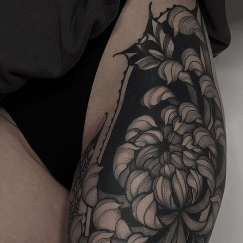 ∙ ❖ 𝔐𝔦𝔩𝔞𝔏𝔬𝔟𝔞 ❖ ∙ on Instagram: "Continued Sinas leg today ♥ one more session for the inner thigh and we’re donee . . . #ornamentaltattoo #minimalistictattoo #traditionaltattooing #mandalatattoo #geometrictattoo #blackwork #blackworkers #blacktattoo #blacktattoos #legtattoo #fulllegtattoo" Blackwork Hip Tattoo, Inner Thigh Tattoo, Symmetrical Hip Tattoos, Inner Thigh Tattoos, Flower Hip Tattoos, Tattoos 2024, Full Leg Tattoos, Body Modification, Hip Tattoo