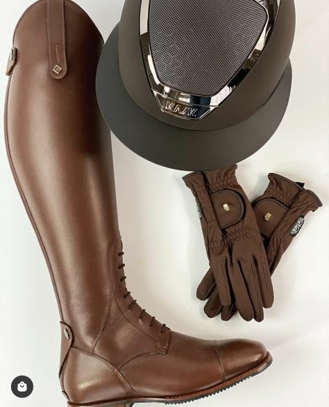 Out Of Africa Style, Equestrian Style Outfit, Horse Riding Boots, Horseback Riding Outfits, Horse Riding Outfit, Polo Horse, Equestrian Aesthetic, Horse Riding Tips, Horse Riding Clothes