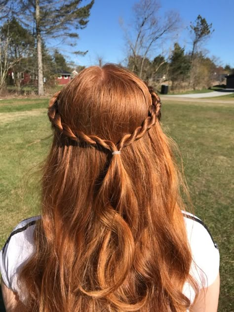 Hair braids are a true classic. This hairstyle has always been there for us and it seems like it's not planning to go out of style anytime soon. Half Up Half Down With Braid Short Hair, Half Up Half Down Rope Braid, People Braiding Hair, Fall Hairstyles Long Hair, Wavy Hairstyles With Braid, Easy Ren Faire Hair, French Braid Hairstyles Half Up, Peasant Hairstyles, Half Up Half Down Twists