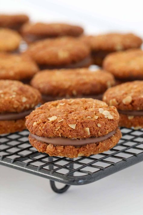 Golden and crunchy Kingston biscuits sandwiched together with chocolate icing. Brown Sugar Biscuits, Nuttikrust Biscuits Recipe, Kingston Cookies, Uk Biscuits, Healthy Biscuit Recipe, Oats Cookies Recipe, Kingston Biscuits, Healthy Biscuits Recipe, Biscuit Recipes Uk