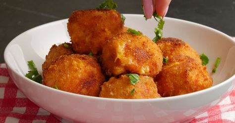 How to make Southern pimiento cheese fritters Pimento Cheese Fritters, Easy Southern Recipes, Cheese Fritters Recipe, Cheese Fritters, One Bite Appetizers, How To Make Hamburgers, Pimiento Cheese, Tator Tots, Fritters Recipe