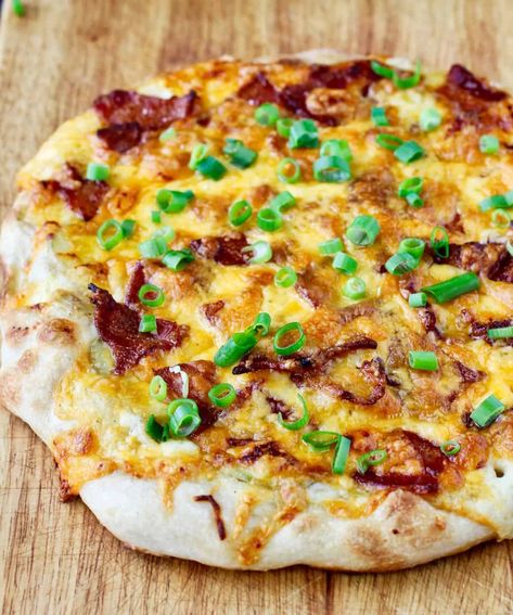 Loaded Baked Potato Pizza Loaded Baked Potato Pizza, Potatoe Pizza, Baked Potato Pizza Recipe, Baked Potato Pizza, Mashed Potato Pizza, Unique Pizza Recipes, Potato Pizza Recipe, Twice Baked Potato, Potato Pizza