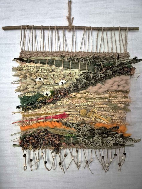 Plant weaving representing the countryside in summer. Creation made with a mixture of dried natural plants, wool, jute thread and raffia. The whole thing is lacquered to hold the dried flowers but this decoration remains fragile. It should not be exposed to direct sunlight or in damp places such as a kitchen or bathroom. It is a decoration that will give originality to an interior stone wall, an entrance, an office or a location for green plants. It measures 45 cm wide by 59 cm high including fr Office Nature Decor, Weaving With Flowers, Dried Flowers Wall Decor, Plant Weaving, Interior Stone Wall, Nature Weaving, Fiber Weaving, Art Yarn Weaving, Flax Weaving