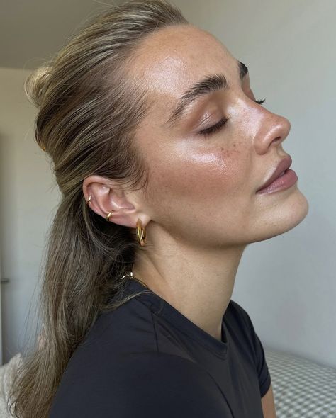 Applying Makeup Aesthetic, Clean Face Aesthetic, Bronzer Makeup Look, Makeup For Olive Skin Tone, Clean Makeup Aesthetic, Clean Natural Makeup, Natural Makeup Glowy, Ušný Piercing, Clean Make Up