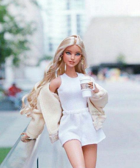 Pretty Cities, Realistic Barbie, Winter Lovers, Barbie Fashion Sketches, Dress Barbie Doll, Barbies Pics, Barbie Doll Set, Barbie Dolls Diy, Barbie Fashionista Dolls