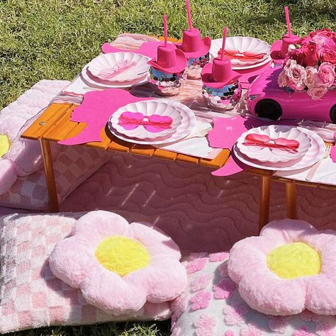 Barbie theme picnic table Barbie Picnic, Barbie Birthday Party, Barbie Theme, Barbie Birthday, Balloon Backdrop, Birthday Decor, Picnic Table, Birthday Decorations, Balloons