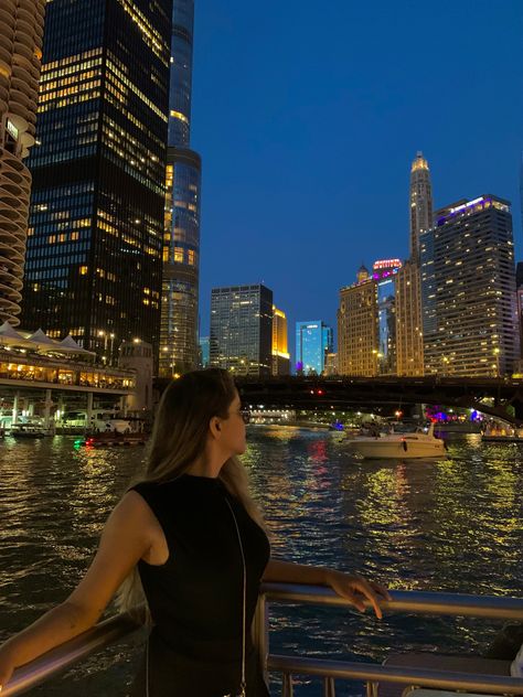 #chicago #riverwalk #outfits #usa #travel #viagem #look Chicago Riverwalk Photoshoot, Downtown Chicago Photo Ideas, Chicago Pose Ideas, Riverwalk Photoshoot, Chicago Couple Pictures, Chicago Vacation Outfits, Chicago Picture Ideas, Chicago Outfit Summer, Chicago Instagram Pictures