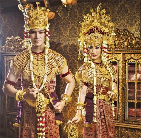 South Sumatra, Indonesian Wedding, Hindu Culture, Bridal Headdress, Wedding Costumes, Game Costumes, Traditional Clothes, Traditional Fashion, Bride Wear