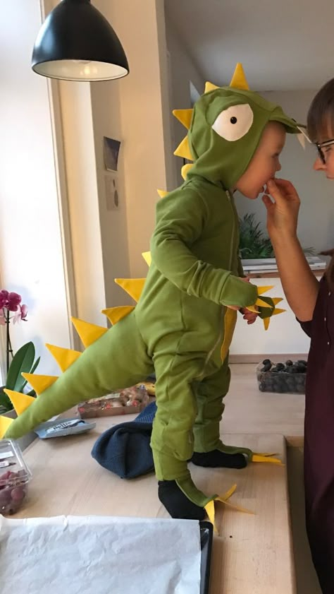 Fastelavnskostume done ✔️ Costume Dinosaure, Diy Costumes Kids Boys, Dinosaur Costumes, Diy Fantasia, Best Diy Halloween Costumes, Meme Costume, Dino Costume, Baby Kostüm, Diy Costumes Kids