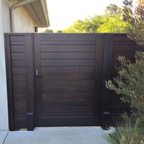 Gate Colour Ideas, Front Door Ideas Modern, Horizontal Gate, Backyard Doors, Front Gate Ideas, Door Entryway Ideas, Front Door Entryway Ideas, Backyard Gate, Front Door Decor Ideas