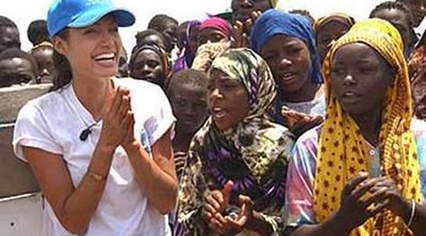 Angelina Jolie in Africa Angelina Jolie Charity, Angelina Jolie 2016, Brad And Angelina, Brad Pitt And Angelina Jolie, Humanitarian Work, Jolie Pitt, Actrices Hollywood, Celebrity Entertainment, Angelina Jolie