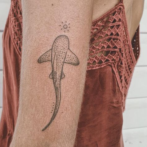 s t i c k & p o k e. (@kalula_tattoo) • Instagram-foto's en -video's Leopard Shark Tattoo, Whale Shark Tattoo, Hai Tattoo, Sea Life Tattoos, Marine Tattoo, Ray Tattoo, Leopard Shark, Whale Tattoos, Shark Tattoo