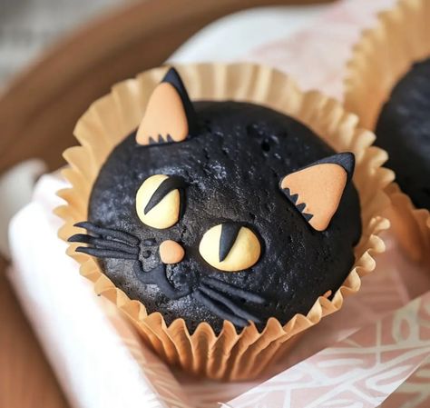 Halloween Cat Cupcakes, Black Cat Cake, Postres Halloween, Kitchen Ingredients, Fall Cupcakes, Cat Cupcakes, Spooky Food, Cupcakes Decorados, Homemade Muffins