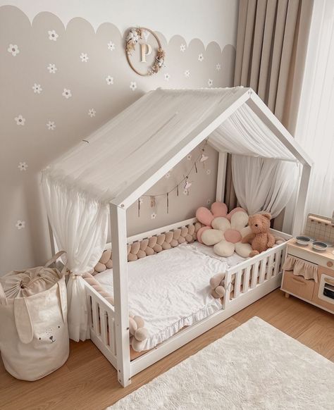 Girl Toddler Bedroom Designs, Baby Girl Montessori Room, Toddler Room Inspo Girl, Toddler Room Small Space, Toddler Bedroom Girl Ideas, One Year Old Room Ideas Girl, Baby Girl Bedroom Designs, Aesthetic Toddler Room, Small Toddler Room Girl