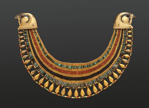 A History of Jewelry Debuts at the Metropolitan Museum of Art’s Latest Exhibition, “The Body Transformed” Egyptian Accessories, Egypt Jewelry, Egyptian Fashion, Ancient Egyptian Jewelry, Ancient Egypt History, Ancient Jewellery, Ancient Mesopotamia, Egypt History, Long Pearl Necklaces