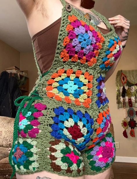 Crochet Patchwork Skirt, Hippy Crochet Patterns, Granny Square Jeans, Things To Crochet With Multicolor Yarn, Crochet Granny Square Shorts Pattern, Fantasy Crochet Clothes, Granny Square Ideas Clothes, Crochet Outfit Accessories, Crochet Clothes Plus Size