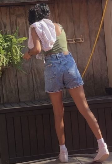 90s Denim Shorts Outfit, Dad Shorts Outfit Women, Oversized Jean Shorts, Jean Shorts Aesthetic, Dad Shorts Outfits, Long Jean Shorts Outfit, Zara Jean Shorts, Arch Nemesis, Thrift Wishlist