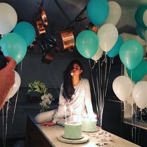 The best celebrity birthday cakes: from Holly Willoughby to Amanda Holden and The Queen! - Photo 18 Selena Gomez Birthday, Selena Gomez With Fans, Birthday Goals, Selena G, Birthday Captions, Birthday Photography, Marie Gomez, 25th Birthday, Birthday Pictures