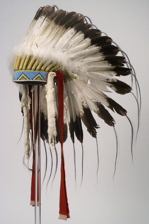 North American Indian eagle feather headdress Native Headdress, Taos Art, Native American Feathers, Native American Tattoos, Eagle Feather, Native American Headdress, Native American Regalia, American Indian History, Native American Images