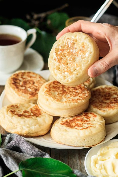 English Pancakes, English Crumpets, Homemade Crumpets, Crumpet Recipe, Homemade English Muffins, Tea Breakfast, Banana Pancakes Recipe, Easy English, Pancake Recipe Easy