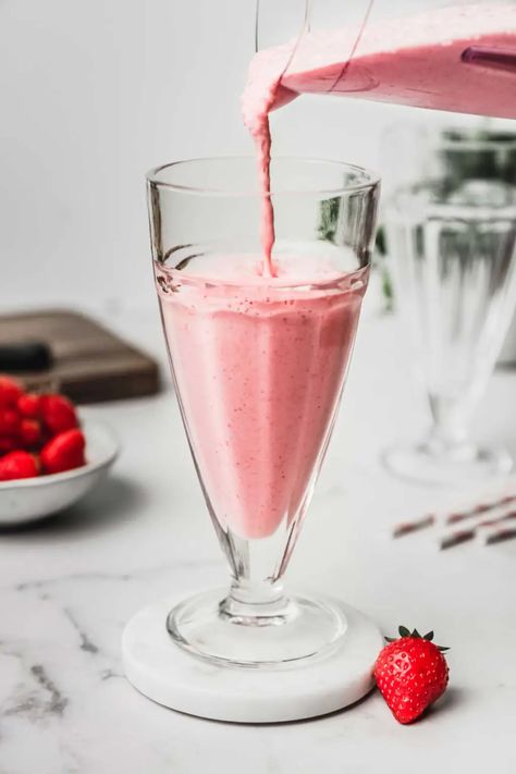 Best Strawberry Milkshake Recipe, Homemade Strawberry Milkshake, Strawberry Milkshake Recipe, Milkshake Recipe Strawberry, Homemade Milkshake, Oreo Milkshake, Frozen Strawberry, Strawberry Drinks, Cream Fresh